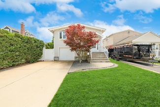 15 W Granada Ave, Lindenhurst, NY 11757