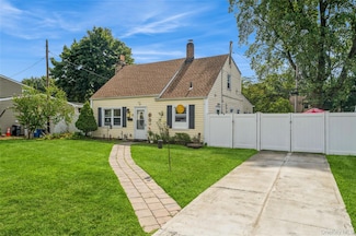 13 Floral Ln, Westbury, NY 11590