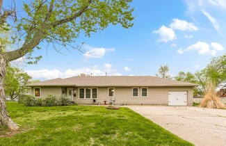 905 E Osage St, Paola, KS 66071