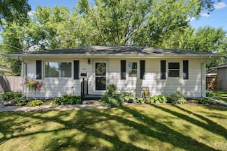 1316 Sunnyside Dr, Cedar Falls, IA 50613