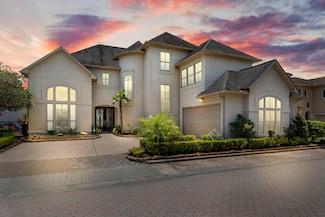 4 Mariners Ln, Kemah, TX 77565