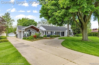 23722 E River Rd, Grosse Ile, MI 48138