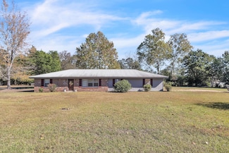 186 Pine St, Carrollton, AL 35447