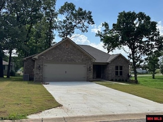 1385 Hampshire Cir, Mountain Home, AR 72653