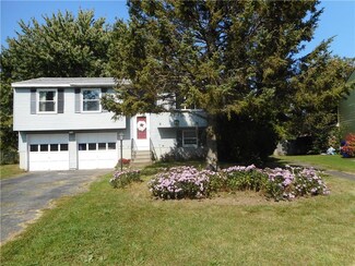 8 Fox Hollow Dr, Hamlin, NY 14464