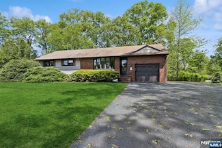 17 Virginia Ave, Pompton Plains, NJ 07444