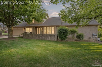 5805 Dawn Ridge Dr, Troy, MI 48098