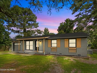 3 Collins Dr, Midway Park, NC 28544