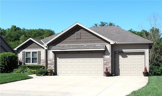 607 Tomahawk Ct, Smithville, MO 64089