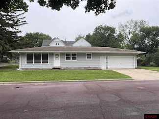 214 214 S 10th St, St. James, MN 56081