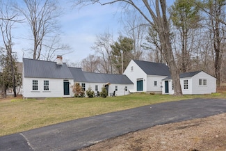 37 Main St, Raymond, ME 04071