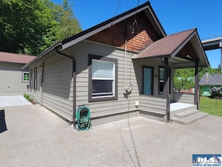 820 S Valley St, Port Angeles, WA 98362