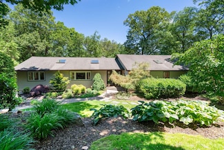 77 Laurel Hill Rd, Centerport, NY 11721