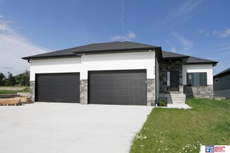 449 Half Moon Dr, Lincoln, NE 68527