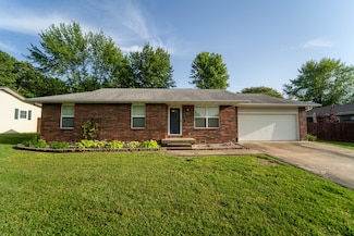 846 Price St, Aurora, MO 65605