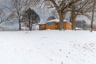 16120 Old Colonial Rd, Bloomington, IL 61705