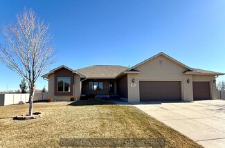 221 Ponderosa Dr, Grand Island, NE 68803