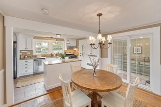 225 River Rd, Manchester, NH 03104