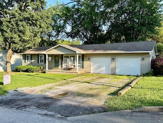 301 E Pine St, Albion, IL 62806