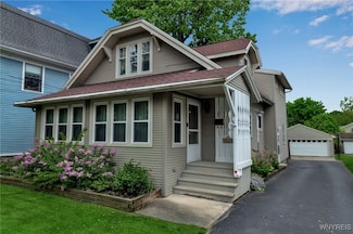 18 Spruce St, Lockport, NY 14094