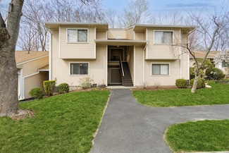 92 Molly Pitcher Ln Unit B, Yorktown Heights, NY 10598