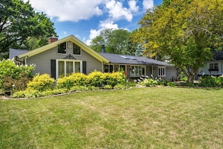 911 S 7th St, Saint Charles, IL 60174