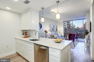 2001 15th St N Unit 223, Arlington, VA 22201