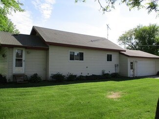 202 4th St N, de Graff, MN 56271