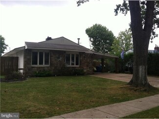 311 Goldenridge Dr, Levittown, PA 19057