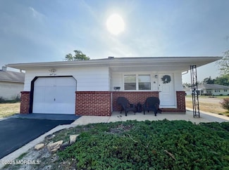 31 Guadeloupe Dr, Toms River, NJ 08757