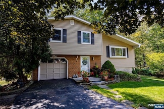 3 Quail Ct, Highland Lakes, NJ 07422