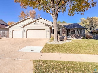 720 E 61st St, Sioux Falls, SD 57108