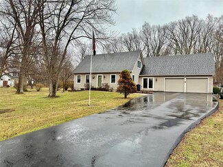 7 Willow Brook Ln, New Windsor, NY 12553