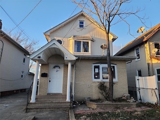 79 Grove St, Hempstead, NY 11550
