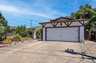 221 Washo Dr, Ukiah, CA 95482
