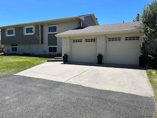 7610 Santa Marie Dr, Cheyenne, WY 82009