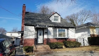 492 Pershing Blvd, Rockville Centre, NY 11570