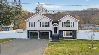 28 Margaret Cir, Naugatuck, CT 06770