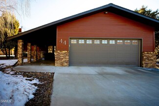 44 6th St SE, Carrington, ND 58421