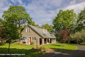 9 Fairview Ave, Chatham, NY 12037