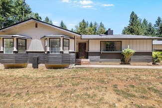 180 White Oak Dr, Cave Junction, OR 97523
