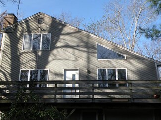 21 Strawberry Hill Rd, Woods Hole, MA 02543