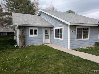 307 1/2 6th St, Filer, ID 83328