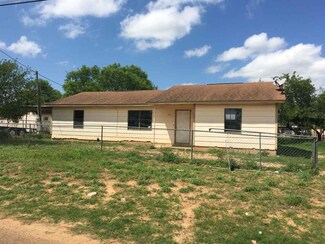 907 Bravo Ave, Zapata, TX 78076