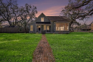 315 W Blum St, Alvin, TX 77511