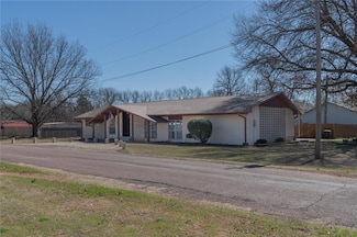 1101 E Chickasaw St, Wynnewood, OK 73098