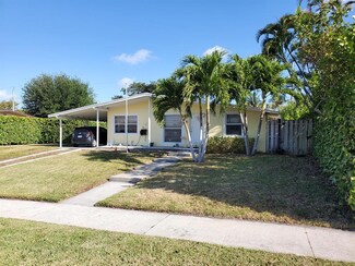 1015 W Bloxham St, Lantana, FL 33462