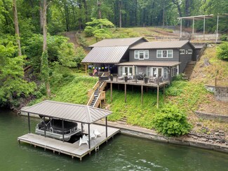 102 Old Point Rd, Muscle Shoals, AL 35661