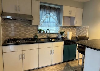 21 Blueberry Ln, Staten Island, NY 10312