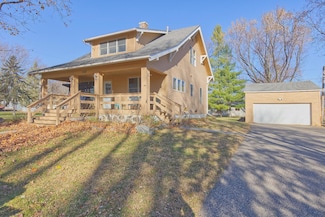 110 Fairlawn Ave E, Winsted, MN 55395